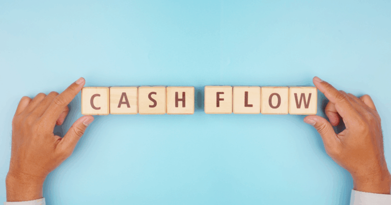 Cómo mejorar el flujo de caja: empresario revisando reportes financieros y gráficos de ingresos y egresos en tablet