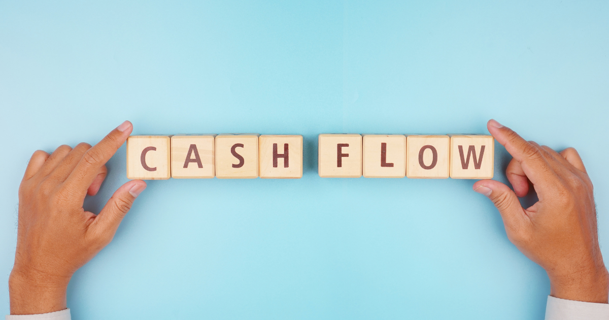 Cómo mejorar el flujo de caja: empresario revisando reportes financieros y gráficos de ingresos y egresos en tablet