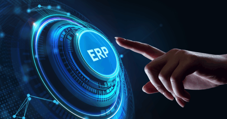 Empresario usando IA gestión empresarial en sistema ERP InterFuerza con ARPIA para automatización y análisis predictivo