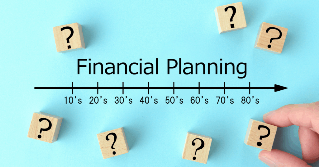 Empresario panameño revisando presupuesto empresarial 2026 en sistema ERP InterFuerza con gráficos de proyecciones