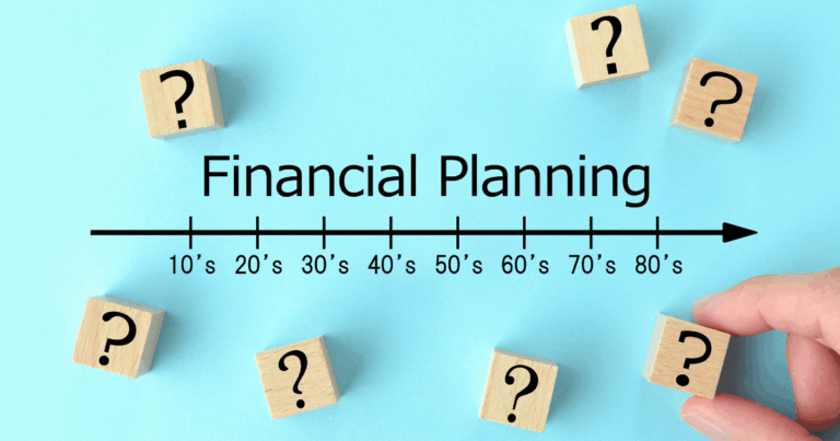 Empresario panameño revisando presupuesto empresarial 2026 en sistema ERP InterFuerza con gráficos de proyecciones